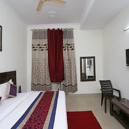 גרייטר נוידה Oyo 8910 Celeste Inn מראה חיצוני תמונה